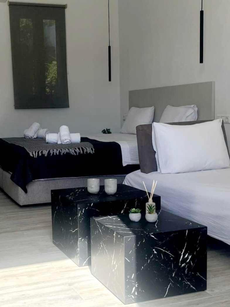 Maya Apartments, Modern And Convenient Apartments With Private Parking สเกียธอสทาวน์ ภายนอก รูปภาพ