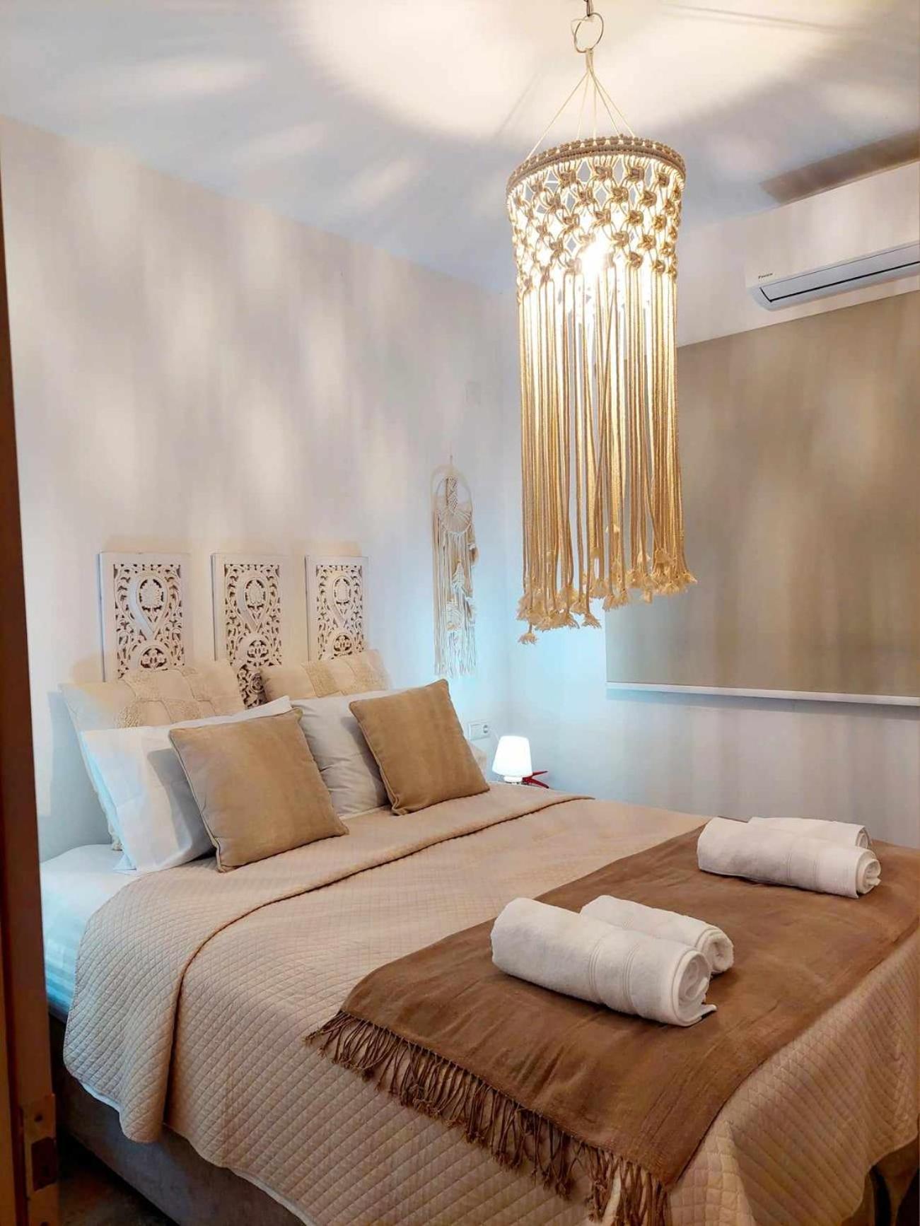 Maya Apartments, Modern And Convenient Apartments With Private Parking สเกียธอสทาวน์ ภายนอก รูปภาพ