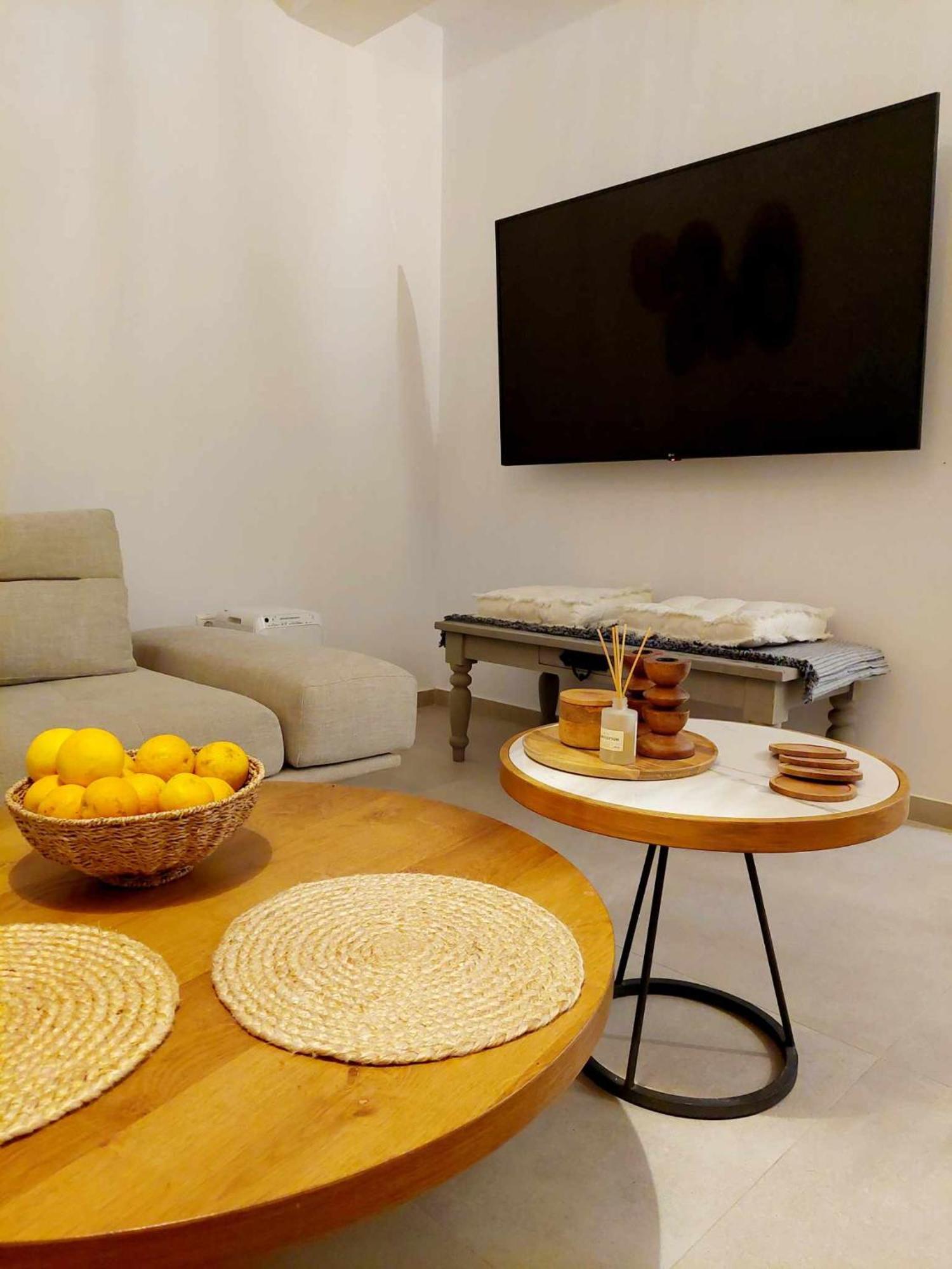 Maya Apartments, Modern And Convenient Apartments With Private Parking สเกียธอสทาวน์ ภายนอก รูปภาพ