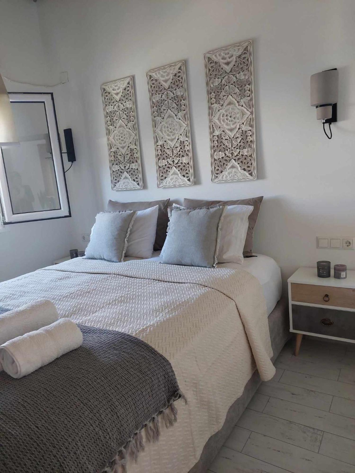 Maya Apartments, Modern And Convenient Apartments With Private Parking สเกียธอสทาวน์ ภายนอก รูปภาพ