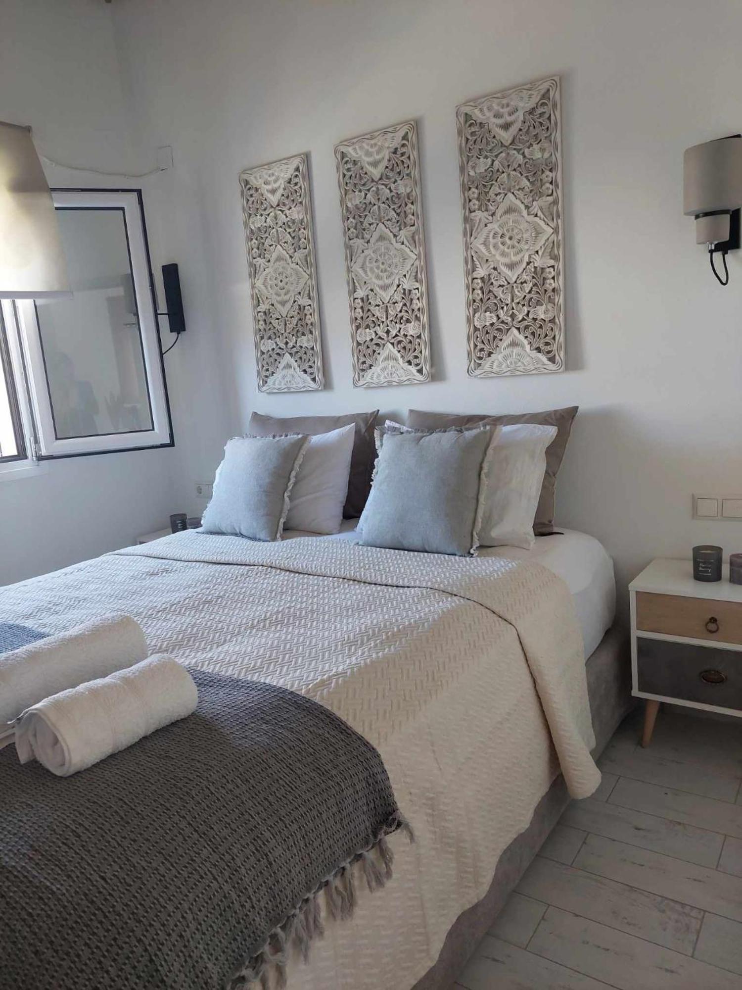 Maya Apartments, Modern And Convenient Apartments With Private Parking สเกียธอสทาวน์ ภายนอก รูปภาพ