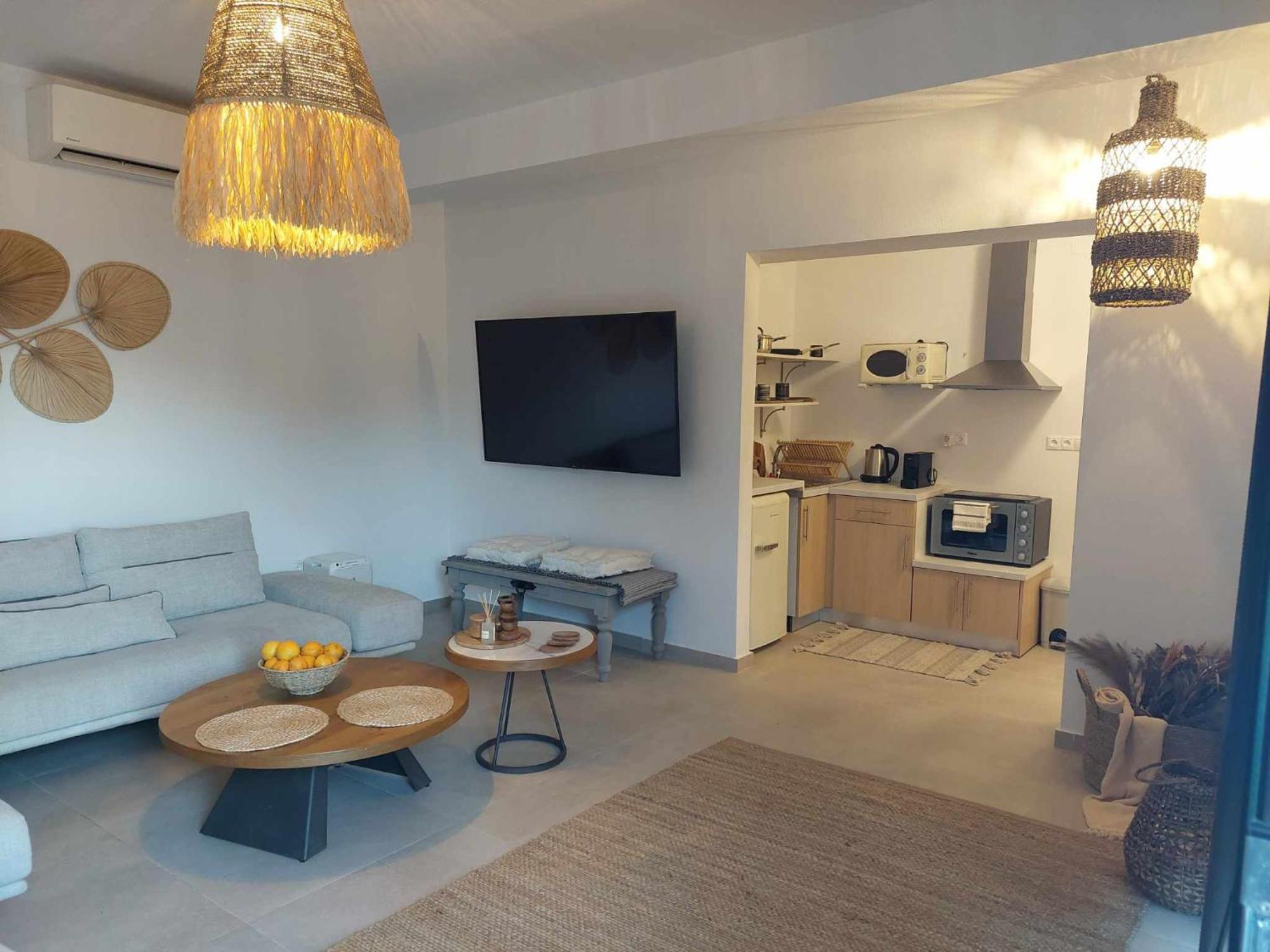 Maya Apartments, Modern And Convenient Apartments With Private Parking สเกียธอสทาวน์ ภายนอก รูปภาพ