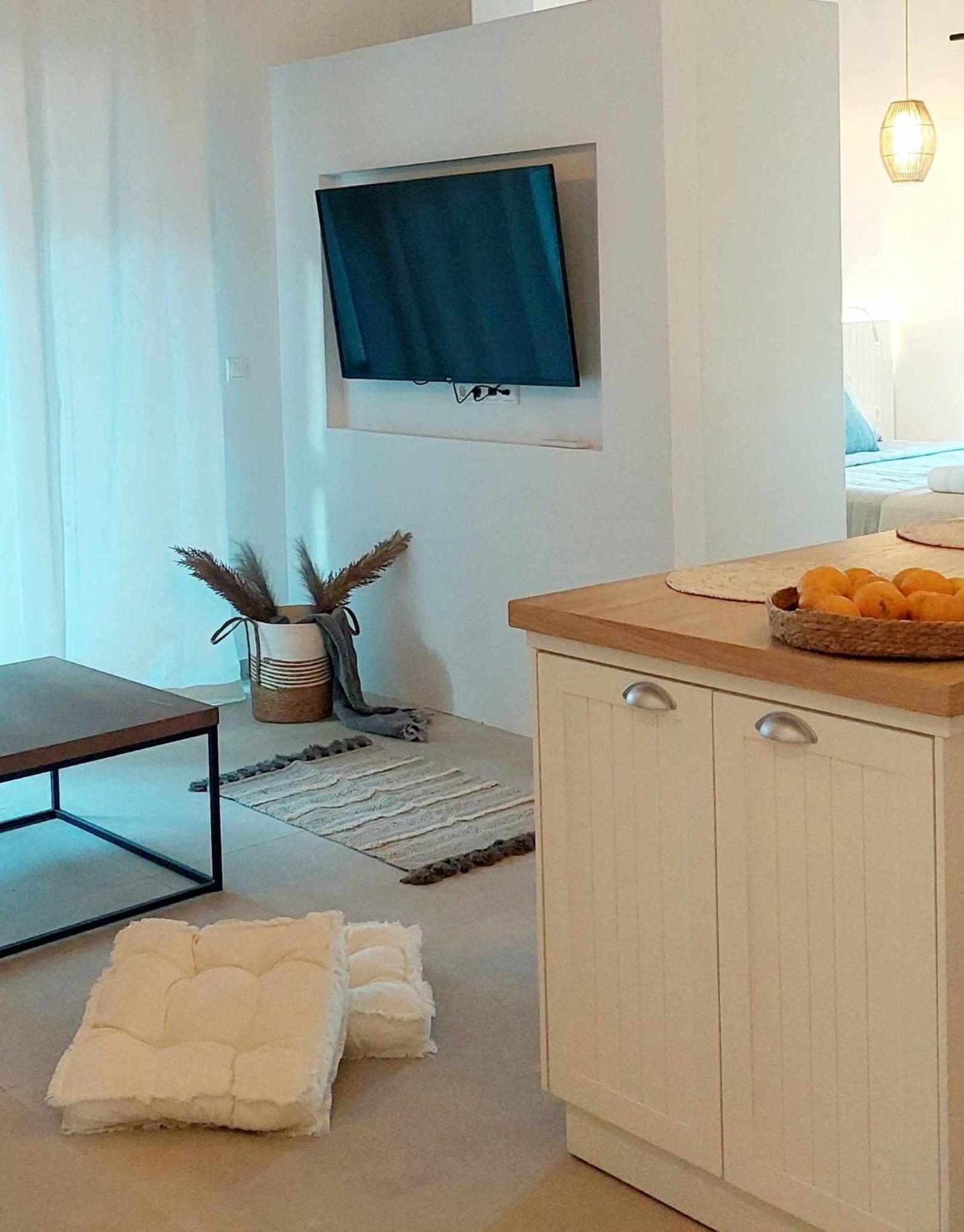 Maya Apartments, Modern And Convenient Apartments With Private Parking สเกียธอสทาวน์ ภายนอก รูปภาพ