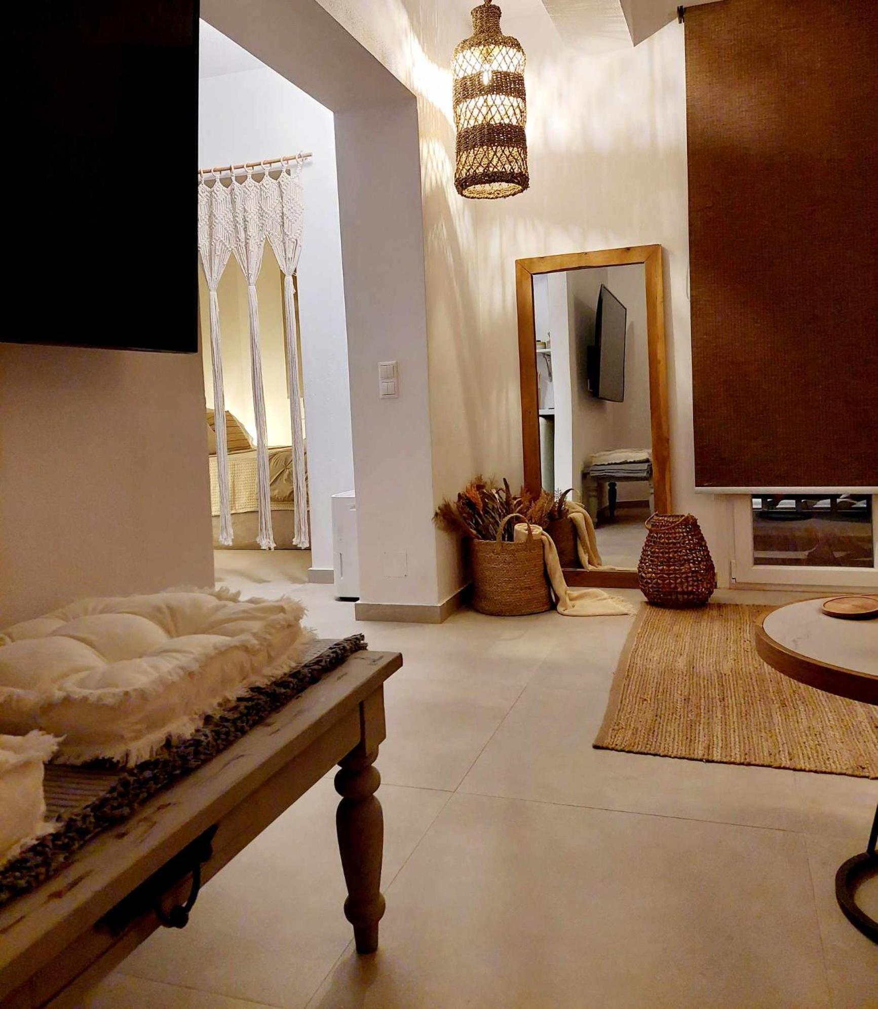 Maya Apartments, Modern And Convenient Apartments With Private Parking สเกียธอสทาวน์ ภายนอก รูปภาพ