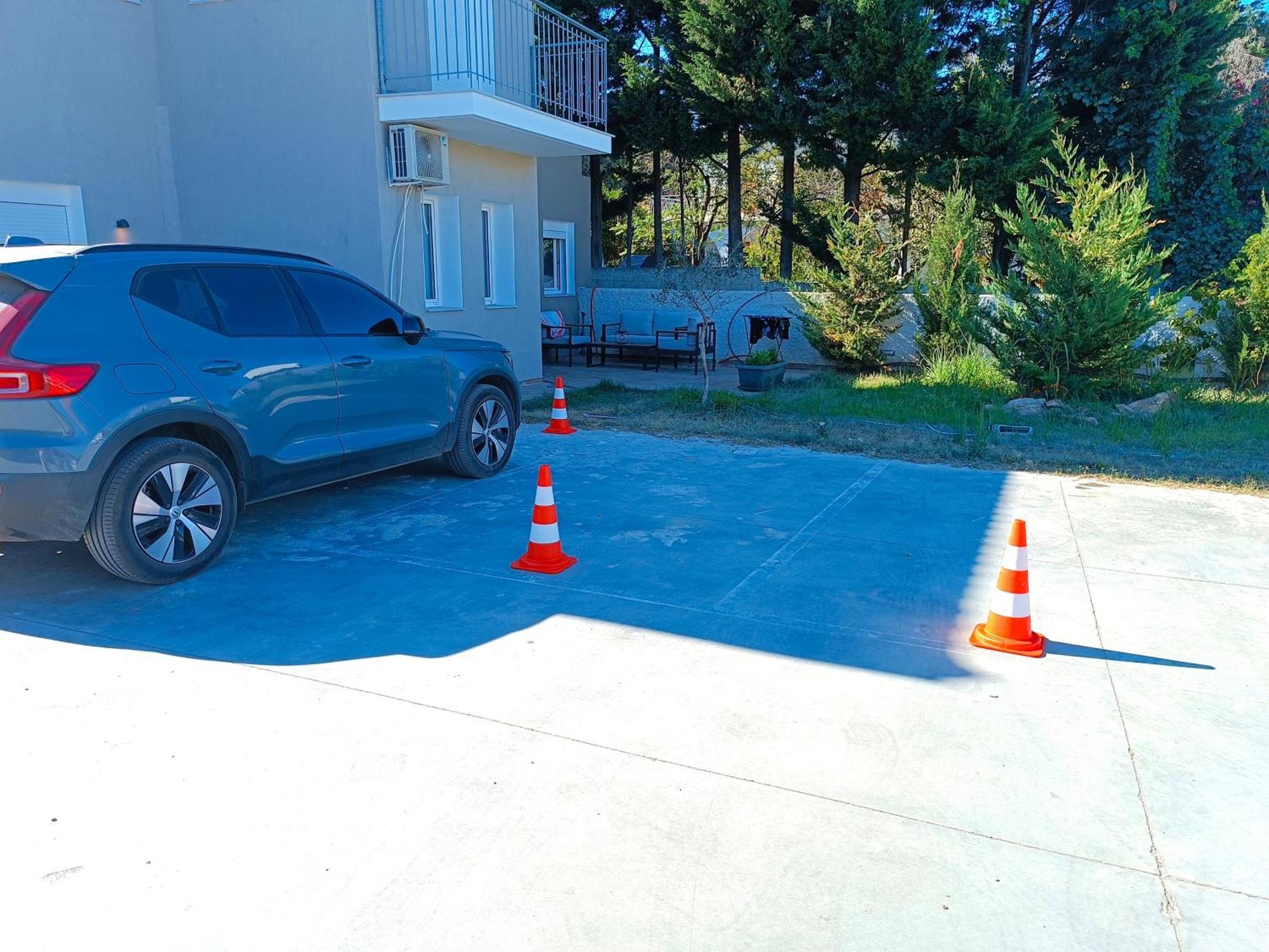 Maya Apartments, Modern And Convenient Apartments With Private Parking สเกียธอสทาวน์ ภายนอก รูปภาพ
